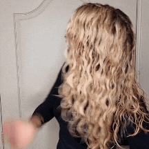 Verdeel de mousse gelijkmatig door je haar en kneed je krullen voorzichtig van onder naar boven met je handpalm