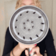Laat je krullen aan de lucht drogen of gebruik een föhn met diffuser voor extra volume